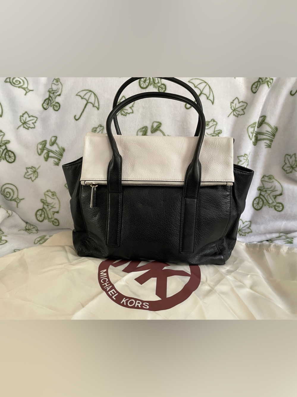 Michael Kors Black and Cream Leather Tote with Zip Accent /good condition